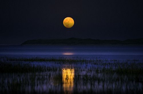 Une lune orange...