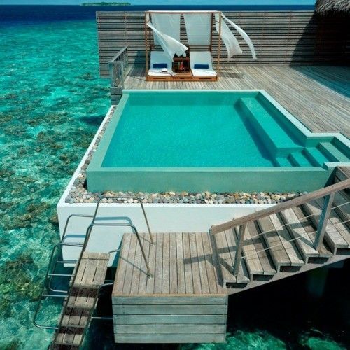 une terrasse piscine...