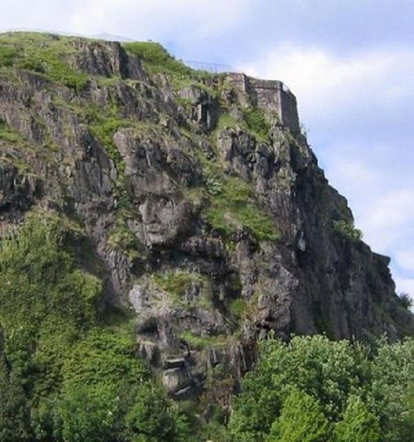 Visage dans la montagne