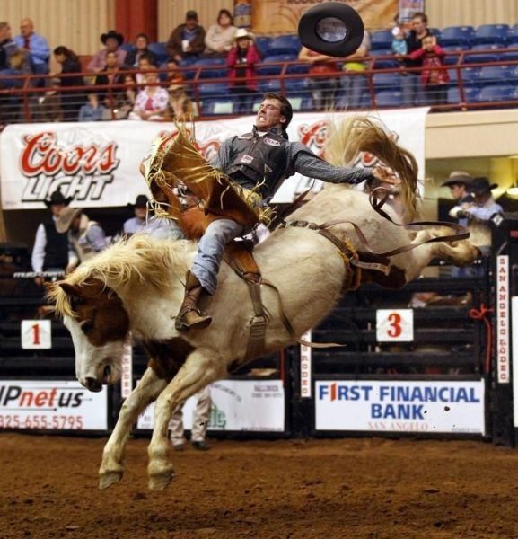 Un cowboy qui tient bon sur sa monture