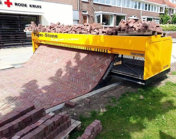 Une machine a trottoir en brick