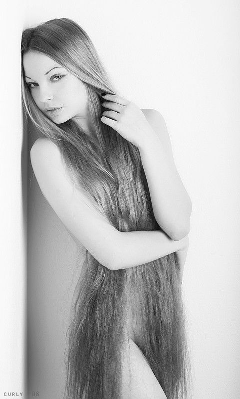 femme à longue chevelure..